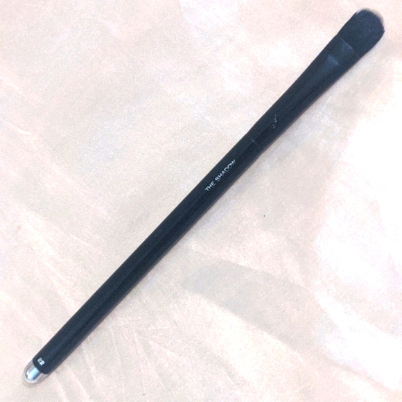 3/$33 - Marc Jacobs Eye Shadow Brush #22 - Picture 2 of 5
